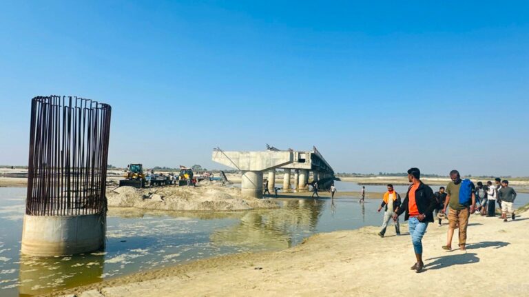 उद्घाटन हुने दिन भाँसिएको कमला खोला पुल- सवा करोड लगानीमा डाइभर्सन बनाइँदै