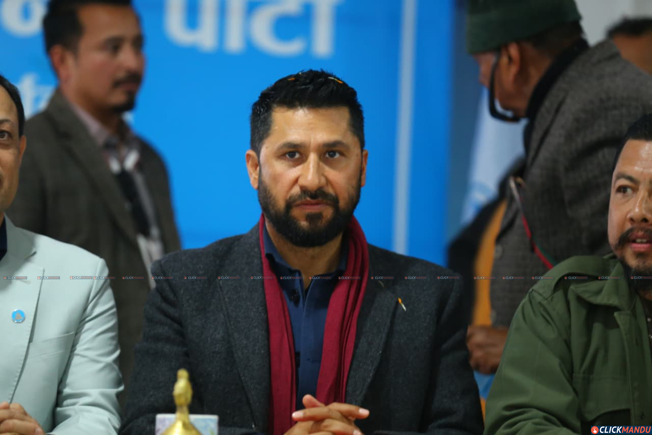 प्रधानमन्त्रीलाई भेट्दै रवि लामिछाने