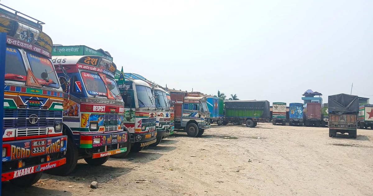 कच्चा पदार्थ अभावमा उद्योगले गर्यो उत्पादनमा कटौती, बिजिनेस नपाउँदा ढुवानी व्यवसायी संकटमा